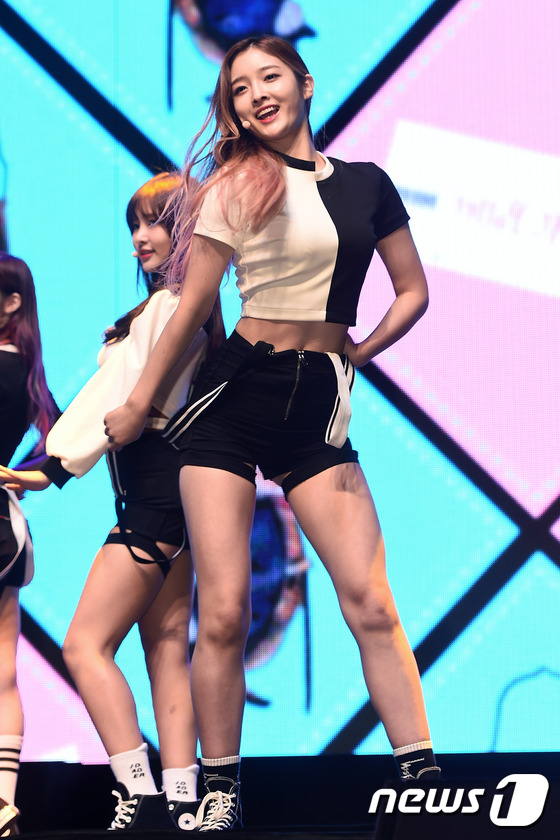 (서울=뉴스1스타) 고아라 기자 = 다이아 은진이 12일 오후 서울 한남동 블루스퀘어 삼성카드홀에서 열린 세 번째 앨범 '스펠(Spell)' 발매 쇼케이스에서 탄탄한 몸매를 뽐내고 …