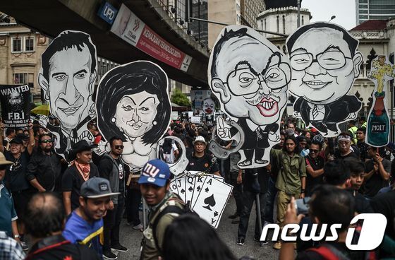 본문 이미지 - 지난달 27일(현지시간) 말레이시아에서 시민들이 나집 라작 총리와 로스마 만소르 부인의 1MDB 불법 자금 사용 의혹을 규명하라는 항의 시위를 벌이고 있다. ⓒ AFP=뉴스1