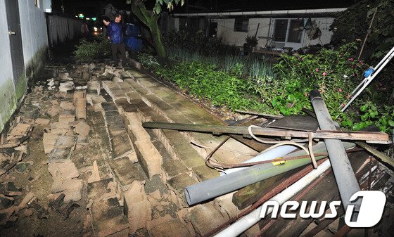 본문 이미지 - 지난9월12일 오후 7시44분쯤 경북 경주시 남남서쪽 9㎞ 지점에서 규모 5.1의 지진이 발생했다.지진 진앙지와 불과 2km정도 떨어진 경주시 내남면 이 모(71)씨의 슬라브 담장이 형체를 알아 볼 수 없이 무너져 있다.2016.9.12/뉴스1 ⓒ News1 최창호 기자