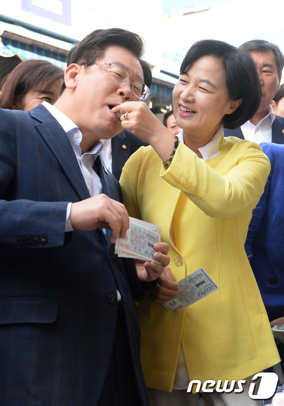 (성남=뉴스1) 이재명 기자 = 추미애 더불어민주당 대표가 13일 오후 경기도 성남시 중원구 남한산성시장에서 추석을 맞아 장을 보는 도중 이재명 성남시장에게 떡을 주고 있다. 20 …