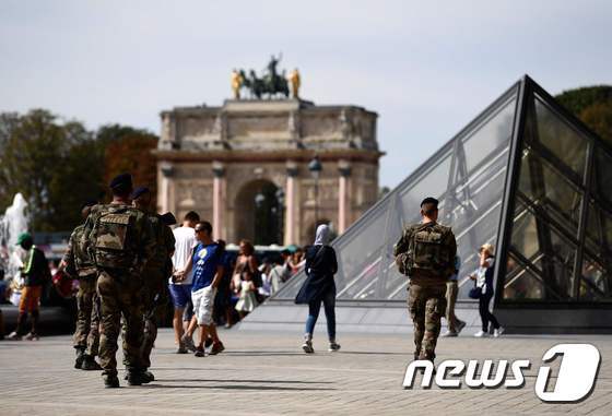 본문 이미지 - 파리 노트르담 대성당 인근에서 테러 목적의 가스통 차량이 발견된 이후 관광객 밀집 지역인 루브르 박물관 인근에도 경계가 강화됐다.ⓒ AFP=뉴스1