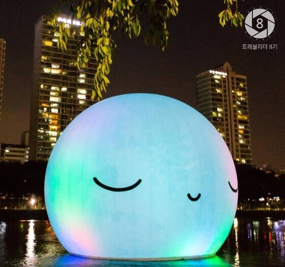 본문 이미지 - 석촌호수에 가면 볼 수 있는 설치미술 '슈퍼문 프로젝트'의 모습. ⓒ News1