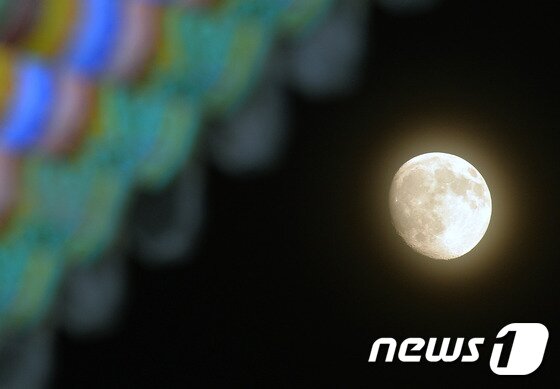 본문 이미지 - 추석 보름달. 2016.9.14/뉴스1 ⓒ News1