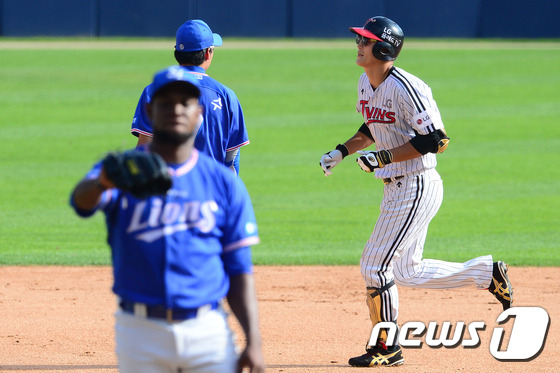 (서울=뉴스1) 임세영 기자 = 18일 오후 서울 송파구 잠실야구장에서 열린 2016 타이어뱅크 KBO리그 삼성 라이온즈와 LG 트윈스의 경기에서 7회말 1사 3루 상황 LG 문선 …