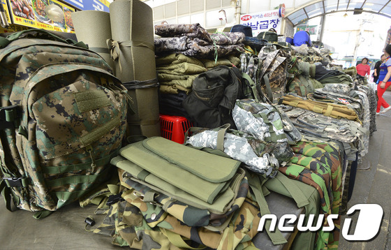 (서울=뉴스1) 신웅수 기자 = 최근 5년간 불법으로 유통된 군복과 군용품이 27만 점이 넘는 것으로 드러났다.새누리당 김학용 의원이 국방부 조사본부 자료를 분석한 결과 2011년 …