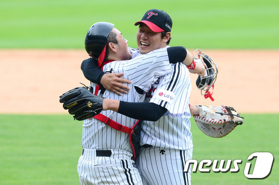 (서울=뉴스1) 임세영 기자 = 18일 오후 서울 송파구 잠실야구장에서 열린 2016 타이어뱅크 KBO리그 삼성 라이온즈와 LG 트윈스의 경기에서 LG 선발투수 류제국이 완봉승을 …