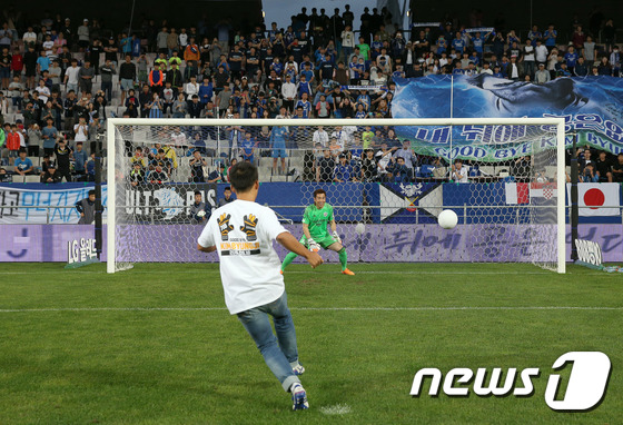 (울산=뉴스1) = \'살아있는 전설\' 골키퍼 김병지가 18일 울산 문수축구경기장에서 열린 프로축구 K리그 클래식 울산 현대와 포항스틸러스의 경기 하프타임에 열린 공식 은퇴식에서 …