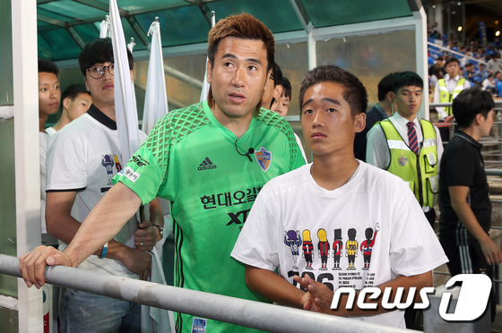 (울산=뉴스1) = \'살아있는 전설\' 골키퍼 김병지가 아들 김태백 군과 함께 18일 울산 문수축구경기장에서 열린 프로축구 K리그 클래식 울산 현대와 포항스틸러스의 경기 하프타임 …