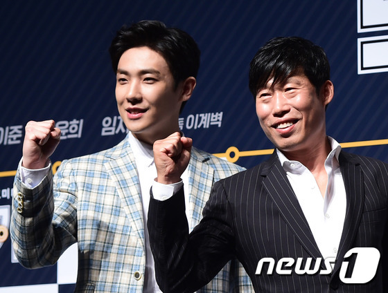 (서울=뉴스1스타) 권현진 기자 = 배우 이준, 유해진(오른쪽)이 19일 오전 서울 압구정cgv에서 열린 영화 ‘럭키’(감독 이계벽) 제작발표회에 참석해 '굿 럭'을 외치고 있다. …