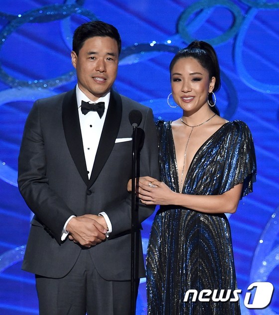 (LA AFP=뉴스1) 최종일 기자 = 18일(현지시간) 미국 캘리포니아 주 LA에 있는 마이크로소프트 씨어터에서 열린 제 68회 에미상 시상식에서 한국계 배우 랜들 박(왼쪽)과 …