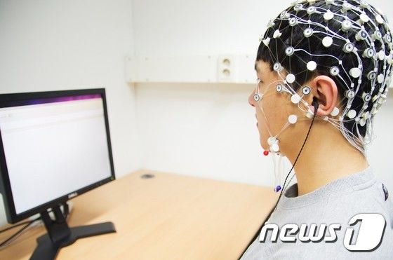 한 피실험자가  뇌파를 측정하는 모습. /뉴스1DB