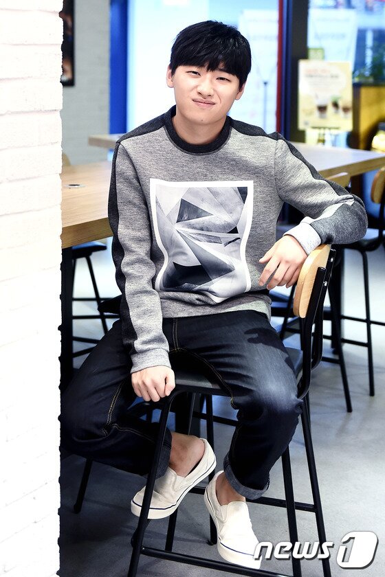 본문 이미지 -  배우 이다윗이 최근 서울 고척 스카이돔 스카이워크몰에서 진행된 뉴스1스타와의 인터뷰에 앞서 매력적인 미소를 짓고 있다. ⓒ News1star/ 고아라 기자