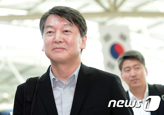 (인천공항=뉴스1스타) 권현진 기자 = 국민의당  안철수 전 대표(왼쪽)가 2일 오후 독일 국제가전박람회 참관차 인천공항을 통해 출국하며 미소를 짓고 있다. 2016.9.2/뉴스1 …