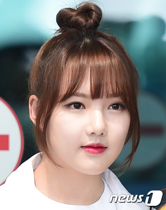 (인천공항=뉴스1스타) 권현진 기자 = 걸그룹 여자친구 예린이 팬미팅차 2일 오후 인천국제공항을 통해 싱가포르로 출국하고 있다.