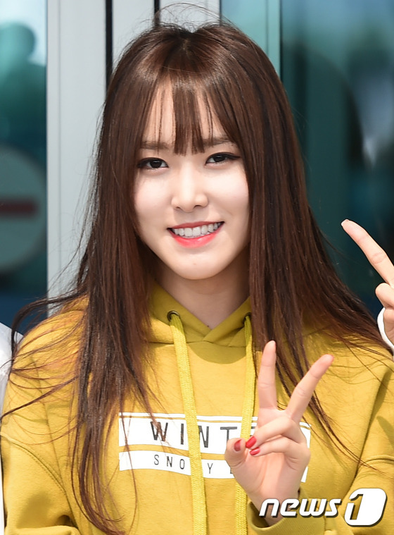 (인천공항=뉴스1스타) 권현진 기자 = 걸그룹 여자친구가 유주가 팬미팅차 2일 오후 인천국제공항을 통해 싱가포르로 출국하기 전 브이를 그리고 있다.