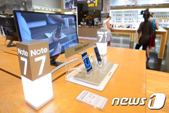 본문 이미지 - 2016년 9월2일 오후 서울 서초구 삼성전자 서초사옥 딜라이트샵에 갤럭시노트7이 전시되어 있다. 당시 삼성전자 고동진 사장은 이날 배터리 발화 문제를 빚고 있는 '갤럭시노트7'에 대해 전량 신제품으로 교환한다고 발표했다. 2016.9.2/뉴스1 ⓒ News1 박재만 인턴기자