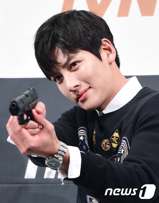 본문 이미지 - 배우 지창욱이 20일 오전 서울 논현동 임피리얼팰리스 서울에서 열린 tvN 새 금토드라마 'THE K2(더 케이투)' 제작발표회에 참석해 포즈를 취하고 있다. ⓒ News1star / 권현진 기자