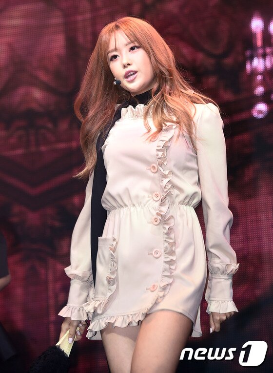 본문 이미지 - 시크릿 송지은이 20일 오전 서울 예스24 무브홀에서 열린 솔로 두 번째 미니앨범 '바비돌' 발매 쇼케이스에서 화려한 무대를 펼치고 있다. ⓒ News1star/ 고아라 기자