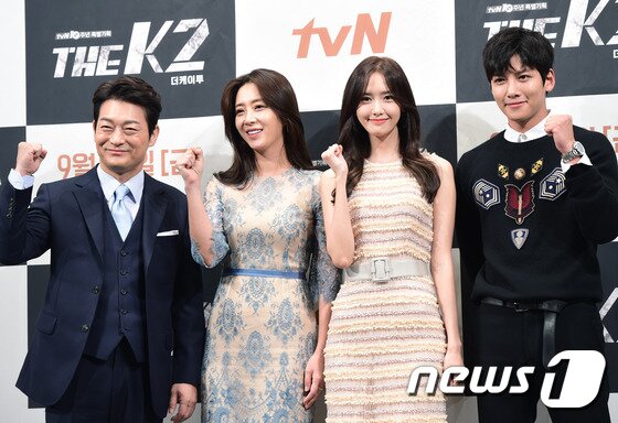 본문 이미지 - 배우 조성하, 송윤아, 임윤아, 지창욱(왼쪽부터)이 20일 오전 서울 논현동 임피리얼팰리스 서울에서 열린 tvN 새 금토드라마 'THE K2(더 케이투)' 제작발표회에 참석해 파이팅을 외치고 있다. ⓒ News1star / 권현진 기자