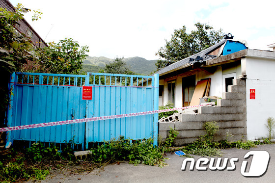 (울산=뉴스1) 이상문 기자 = 20일 울산 울주군 두서면 내와리 외와마을에는 전체 30여 가구 가운데 15가구가 지난 12일과 19일 일어난 지진의 여파로 심각한 주택 파괴, 붕 …