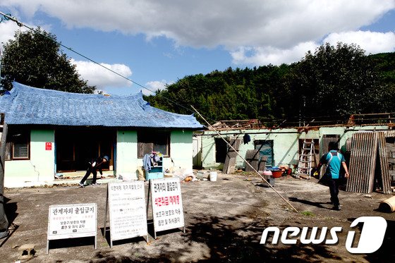 20일 울산 울주군 두서면 내와리 외와마을에는 전체 30여 가구 가운데 15가구가 지난 12일과 19일 일어난 지진의 여파로 심각한 주택 파괴, 붕괴위험 등 출입이 통제, 주민들이 경로당과 인근 수련원으로 대피해 생활하고 있다. 2016.9.20/뉴스1 ⓒ News1 이상문 기자