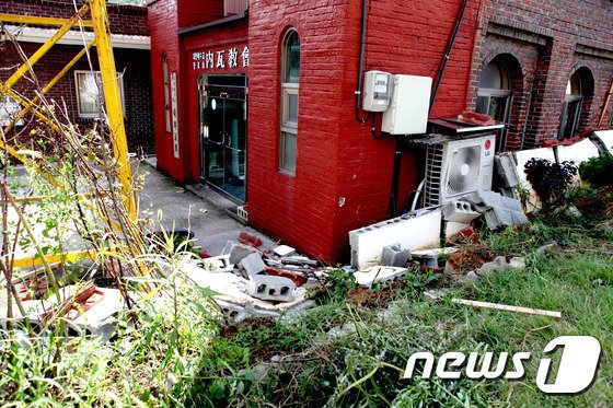 20일 울산 울주군 두서서면 내와리 외와마을의 유일한 교회인 외와교회가 이번 지진으로 심각한 피해를 입고 붕괴위험에 처했다. 2016.9.20/뉴스1 ⓒ News1 이상문 기자