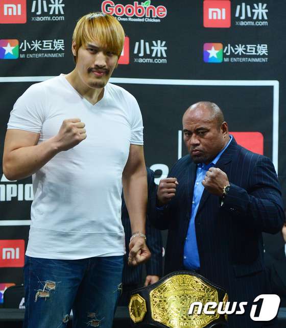 (서울=뉴스1) 구윤성 기자 = 로드FC 최홍만(왼쪽)과 마이티 모가 20일 오후 서울 강남구 청담동 로드FC 압구정짐에서 열린 샤오미 로드FC 033(XIAOMI ROAD FC …