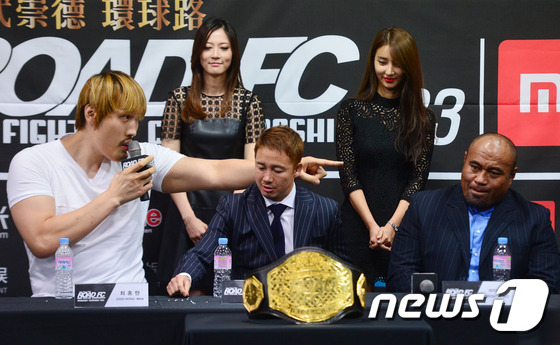 (서울=뉴스1) 구윤성 기자 = 로드FC 최홍만(왼쪽)이 20일 오후 서울 강남구 청담동 로드FC 압구정짐에서 열린 샤오미 로드FC 033(XIAOMI ROAD FC 033) 미디 …