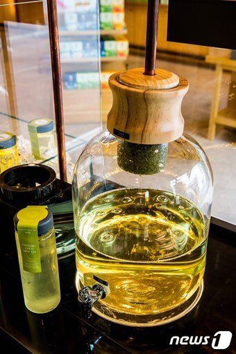 본문 이미지 - 오설록이 커피 공법을 적용해 선보인 '콜드 드립티' (사진제공=오설록)ⓒ News1