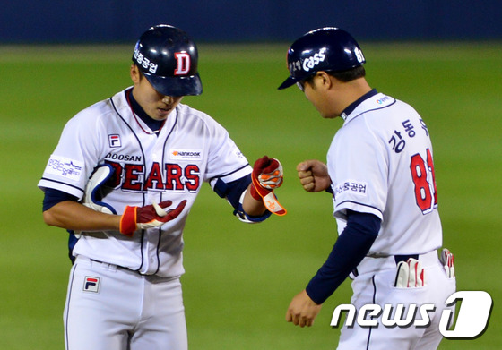 (서울=뉴스1) 구윤성 기자 = 20일 오후 서울 송파구 잠실야구장에서 열린 2016 타이어뱅크 KBO리그 두산 베어스와 삼성 라이온즈의 경기에서 두산 2회말 1사 만루 상황때 허 …
