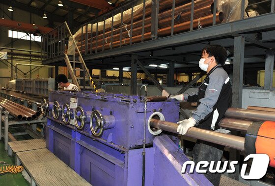 본문 이미지 - (주)한세의 파이프 제작 공정. ⓒ News1 장은진 기자