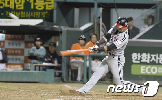 (대전ㆍ충남=뉴스1) 주기철 기자 = 20일 오후 대전 한화생명이글스구장에서 열린 ‘2016 타이어뱅크 KBO 프로야구’ 한화 이글스와 LG 트윈스 경기에서 LG 7회초 1사 1· …