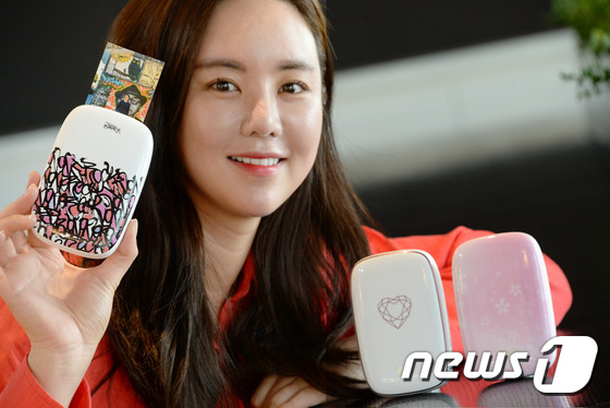 (서울=뉴스1) 추연화 기자 = LG전자가 스마트폰으로 찍은 사진을 출력하는 초소형 포토 프린터 '포켓포토' 신제품을 21일 시판했다. 포켓포토는 기존 즉석 카메라와는 달리 출력할 …