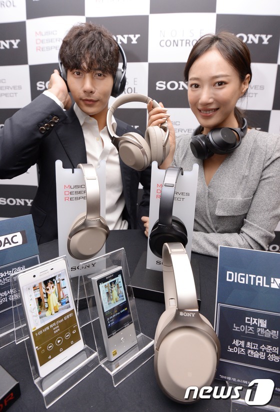 (서울=뉴스1) 이동원 기자 = 21일 오전 서울 중구 더 플라자 호텔에서 소니코리아 모델들이 신개념 노이즈 캔슬링 기술이 적용된 HRA 무선 스테레오 헤드폰 MDR-1000X를 …