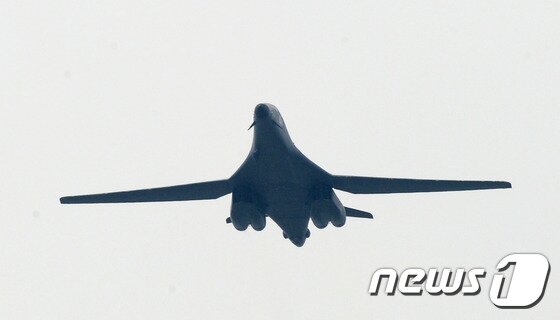 본문 이미지 - 미 공군 전략폭격기 B-1B '랜서'. 2016.9.21/뉴스1 ⓒ News1 이재명 기자