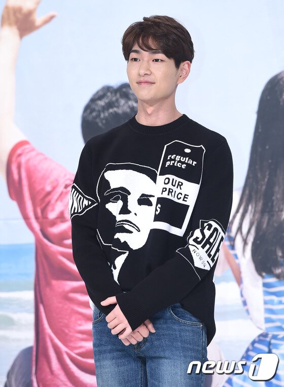 본문 이미지 - 샤이니 온유가 21일 오후 서울 영등포 타임스퀘어 아모리스홀에서 열린 tvN ‘먹고 자고 먹고 쿠닷편’(연출 백승룡) 제작발표회에서 두 손을 모아 포즈를 취하고 있다. ⓒ News1star/ 고아라 기자