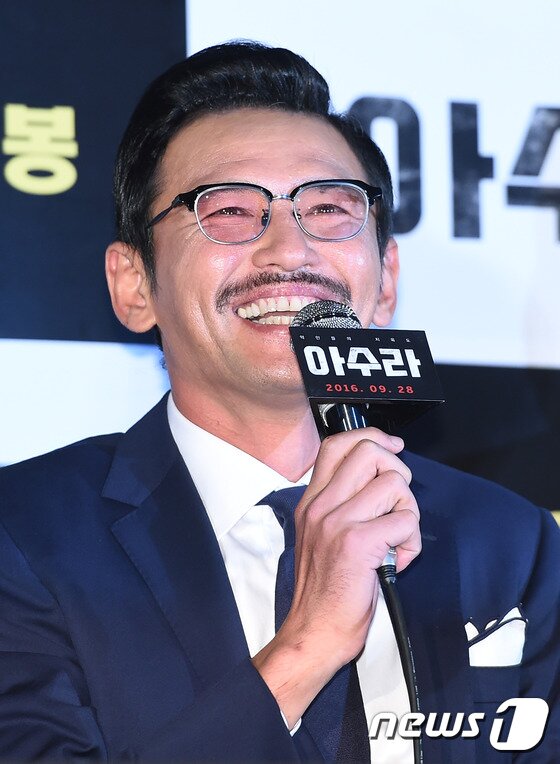 본문 이미지 - 배우 황정민이 21일 오후 서울 왕십리CGV에서 열린 영화 '아수라'(감독 김성수) 언론시사회에 참석해 질문에 답하고 있다. ⓒ News1star / 고아라 기자