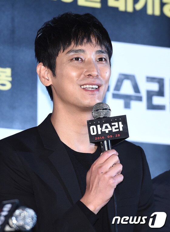 본문 이미지 - 배우 주지훈이 21일 오후 서울 왕십리CGV에서 열린 영화 '아수라'(감독 김성수) 언론시사회에 참석해 질문에 답하고 있다. ⓒ News1star / 고아라 기자