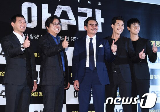 본문 이미지 - 배우 정만식, 곽도원, 황정민, 정우성, 주지훈(왼쪽부터)이 21일 오후 서울 왕십리CGV에서 열린 영화 '아수라'(감독 김성수) 언론시사회에 참석해 단체 포즈를 취하고 있다. ⓒ News1star / 고아라 기자