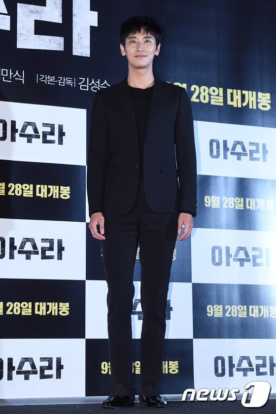 (서울=뉴스1스타) 고아라 기자 = 배우 주지훈이 21일 오후 서울 왕십리CGV에서 열린 영화 '아수라'(감독 김성수) 언론시사회에 참석해 포즈를 취하고 있다.