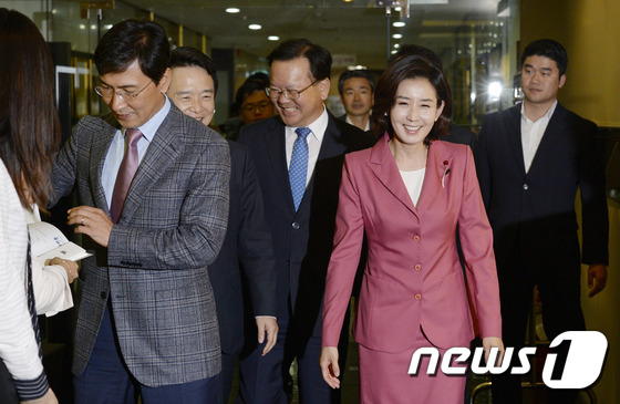 (서울=뉴스1) 안은나 기자 = 안희정 충남도지사(왼쪽부터)와 남경필 경기도지사, 김부겸 더불어민주당 의원, 나경원 새누리당 의원이 21일 오후 서울 중구 프레스센터에서 열린 싱크 …