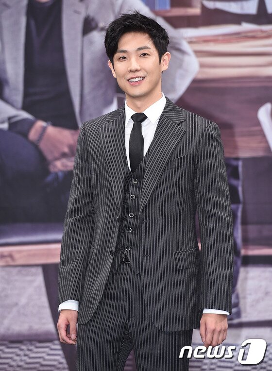 본문 이미지 - 배우 이준이 22일 오후 서울 상암동 MBC 골든마우스홀에서 열린 월화드라마 ‘캐리어를 끄는 여자’(극본 권음미, 연출 강대선 이재진) 제작발표회에 참석해 환하게 미소 짓고 있다. ⓒ News1star / 고아라 기자