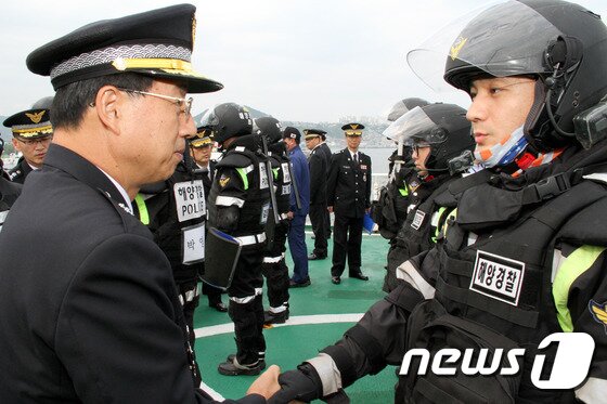 본문 이미지 - 박찬현 동해해양경비안전본부장이 22일 오후 동해해양경비안전서 전용부두 5001함에서 열린 ‘동·남해본부 해상특수 기동대’ 발대식에서 해상특수 기동대원과 악수하며 격려하고 있다. (동해해양경비안전본부 제공) 2016.9.22/뉴스1 ⓒ News1 서근영 기자