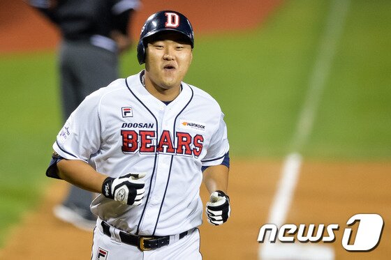 본문 이미지 - 22일 서울 잠실야구장에서 열린 프로야구 '2016 타이어뱅크 KBO 리그' kt 위즈와 두산 베어스의 경기 6회말 무사 2루 상황 두산 오재일이 역전 투런 홈런을 날린 후 3루를 돌아 홈으로 향하고 있다. 2016.9.22/뉴스1 ⓒ News1 유승관 기자