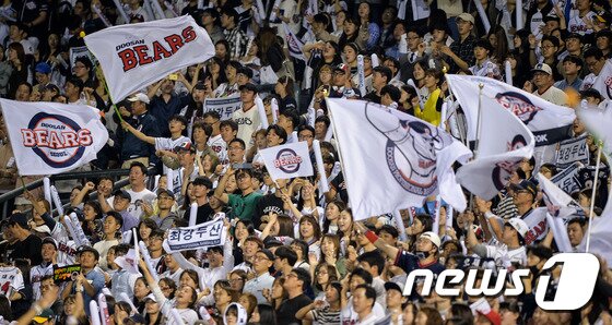 본문 이미지 - 22일 서울 잠실야구장에서 열린 프로야구 \'2016 타이어뱅크 KBO 리그\' kt 위즈와 두산 베어스의 경기 6회말 무사 2루 상황 두산 오재일이 역전 투런 홈런을 날리자 두산팬들이 환호하고 있다. 2016.9.22/뉴스1 ⓒ News1 유승관 기자