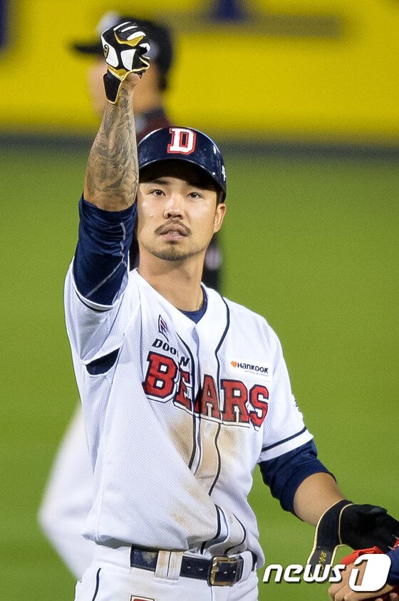 본문 이미지 - 22일 서울 잠실야구장에서 열린 프로야구 '2016 타이어뱅크 KBO 리그' kt 위즈와 두산 베어스의 경기 8회말 1사 1,2루 상황 2타점 2루타를 날린 두산 오재원이 환호하고 있다. 2016.9.22/뉴스1 ⓒ News1 유승관 기자