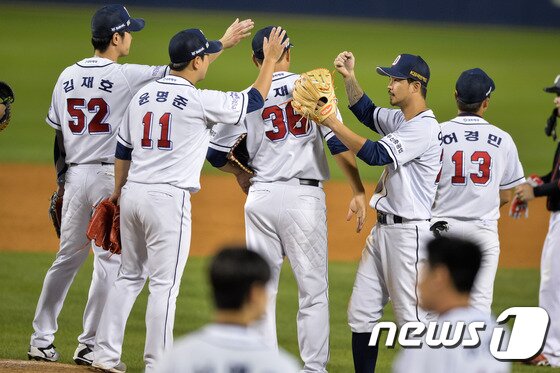 본문 이미지 - 22일 서울 잠실야구장에서 열린 프로야구 '2016 타이어뱅크 KBO 리그' kt 위즈와 두산 베어스의 경기에서 승리한 두산 선수들이 자축하고 있다. 두산베어스는 이날 경기에서 승리하며 2016 정규시즌 우승을 확정했다. 2016.9.22/뉴스1 ⓒ News1 유승관 기자