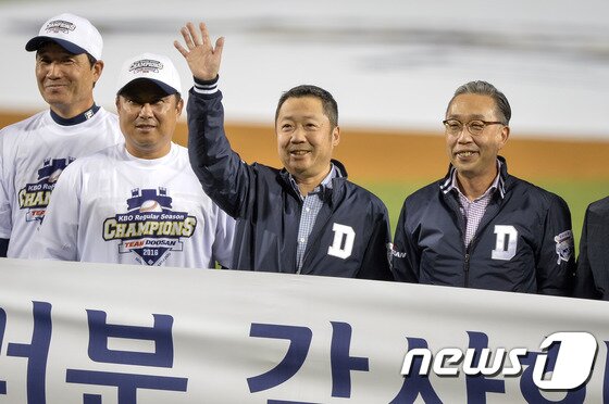본문 이미지 - 박정원 두산회장이 22일 서울 잠실야구장에서 열린 프로야구 '2016 타이어뱅크 KBO 리그' kt 위즈와 두산 베어스의 경기에서 두산이 승리하며 정규시즌 우승이 확정된 후 팬들을 향해 인사하고 있다. 2016.9.22/뉴스1 ⓒ News1 유승관 기자