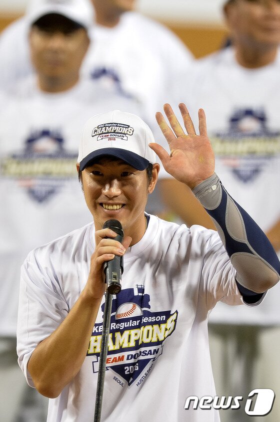 본문 이미지 - 두산 주장 김재호가 22일 서울 잠실야구장에서 열린 프로야구 \'2016 타이어뱅크 KBO 리그\' kt 위즈와 두산 베어스의 경기에서 두산이 승리하며 정규시즌 우승이 확정된 후 팬들을 향해 인사하고 있다. 2016.9.22/뉴스1 ⓒ News1 유승관 기자