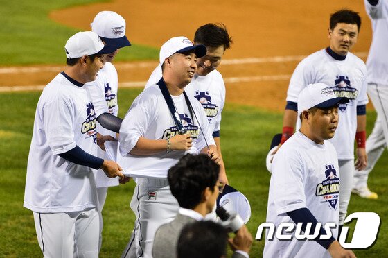 본문 이미지 - 두산 유희관이 22일 서울 잠실야구장에서 열린 프로야구 '2016 타이어뱅크 KBO 리그' kt 위즈와 두산 베어스의 경기에서 팀이 승리하며 정규시즌 우승을 차지하자 벨트를 풀어 들고 있다. 유희관은 지난해 우승 후 상의탈의 공약에 이어 올해 우승 시 "바지라도 벗겠다＂고 공약한 바 있다. 2016.9.22/뉴스1 ⓒ News1 유승관 기자